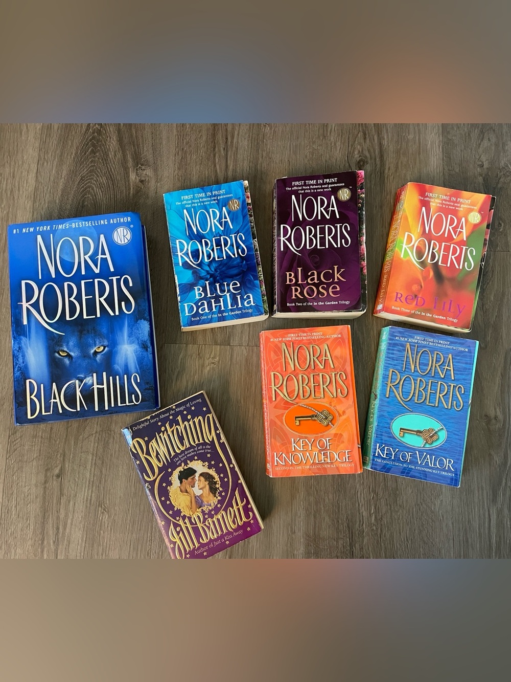 📚✨ NORA ROBERTS BOOK BUNDLE — 7 BOOKS! ✨📚